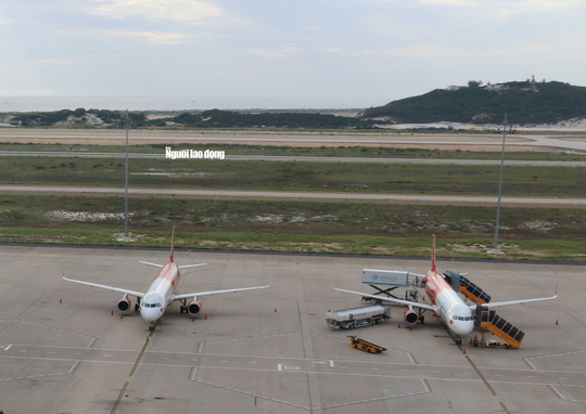 Máy bay Vietjet tại sân bay Cam Ranh, phía sau là đường băng số 2 mà máy bay đáp nhầm. Ảnh: Kỳ Nam    