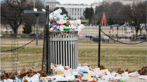 Rác chất đống ngoài khuôn viên Nhà Trắng. Ảnh: Getty Images  