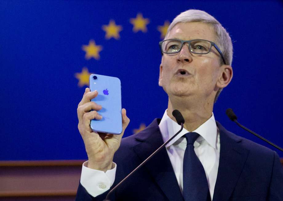 Apple thừa nhận doanh số iPhone đang giảm. Ảnh: AP  