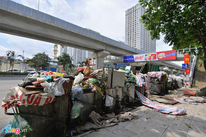 Hồi cuối tháng 7/2018, một đợt chặn xe rác tại bãi rác Nam Sơn khiến cho rác thải ùn ứ tại nội thành Hà Nội. Ảnh: Quỳnh Trang.  