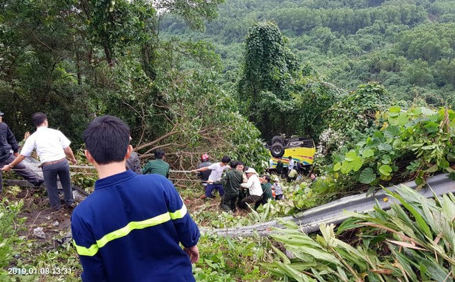 Hiện trường vụ tai nạn giao thông xảy ra hôm 8/1 trên đường đèo Hải Vân đoạn Km898+200 (thị trấn Lăng Cô, huyện Phú Lộc, tỉnh Thừa Thiên - Huế) khiến 1 người chết và hàng chục người bị thương  
