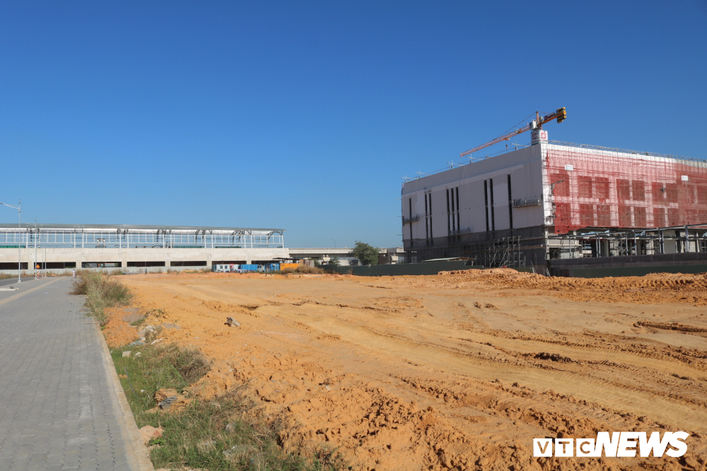 Các công trình bên trong dự án xây dựng Bến xe Miền Đông vẫn đang được gấp rút hoàn thành.     