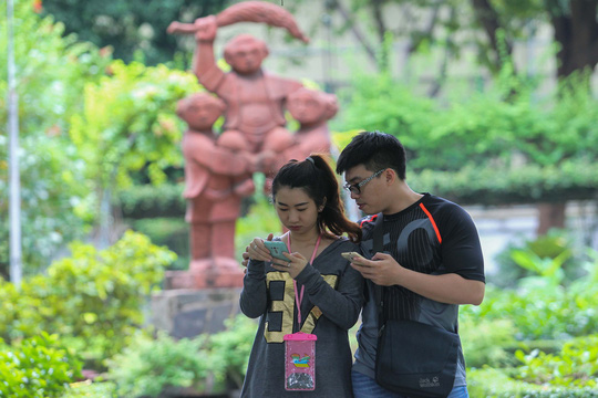 Người sử dụng điện thoại di động tại Việt Nam có khả năng sẽ được dùng 5G trên smartphone từ năm 2010. Ảnh minh họa: Hoàng Triều.    
