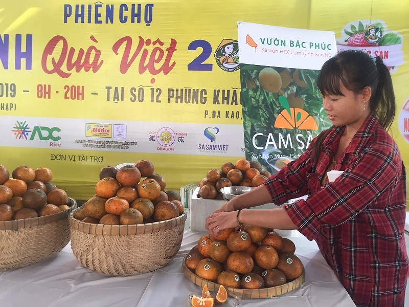 Cam sành Tuyên Quang giá 65.000 đồng/kg, khi mua 10kg được giảm giá còn 60.000 đồng/kg    