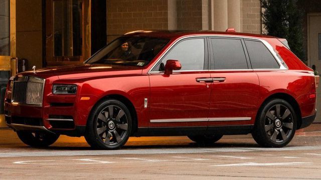 Rolls-Royce Cullian màu đỏ  