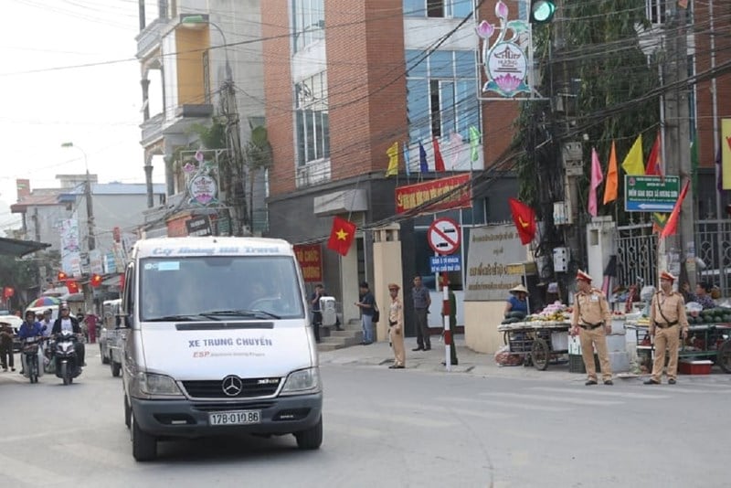 Lực lượng chức năng thành lập 16 chốt trạm từ ngã tư Tế Tiêu đến bên trong khu vực di tích chùa Hương, trực 24/24 để tiếp nhận, xử lý tin tố giác tội phạm. ẢNH: TUYẾN PHAN    