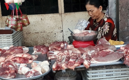 Tại các chợ dân sinh của TP HCM sức mua thịt rất chậm, giảm 20% so với trước Tết.  