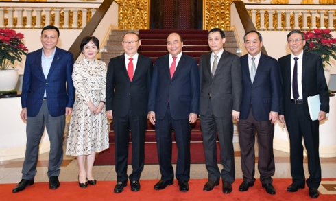Thủ tướng Nguyễn Xuân Phúc tiếp HLV Park Hang-seo.  