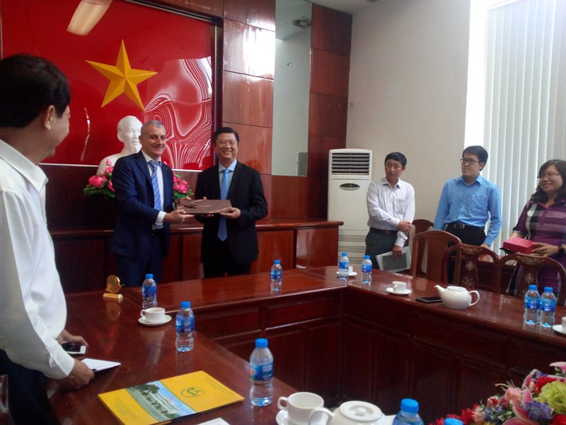 ông Michele D’Ercole – Chủ tịch ICHAM  trao quà lưu niệm cho ông Trương Quang Hoài Nam - Ảnh: CẨM GIANG