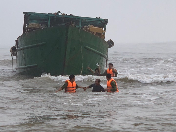 Bộ đội Biên phòng tiếp cận và đưa các thuyền viên trên chiếc tàu mắc cạn vào bờ.      