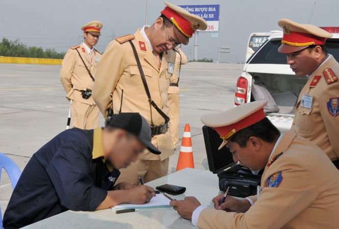 Cục CSGT kiểm tra chất ma túy đối với tài xế xe tải trên cao tốc Hà Nội-Hải Phòng sáng 20/2.  