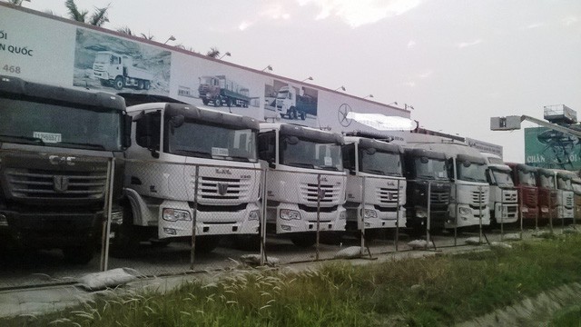 Xe tải Trung Quốc nằm phơi nắng mưa tại đường 5A (Hải Dương)