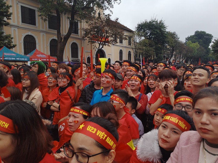 Hàng ngàn người cũng tụ tập tại Bờ Hồ để cổ vũ cho U23 Việt Nam.