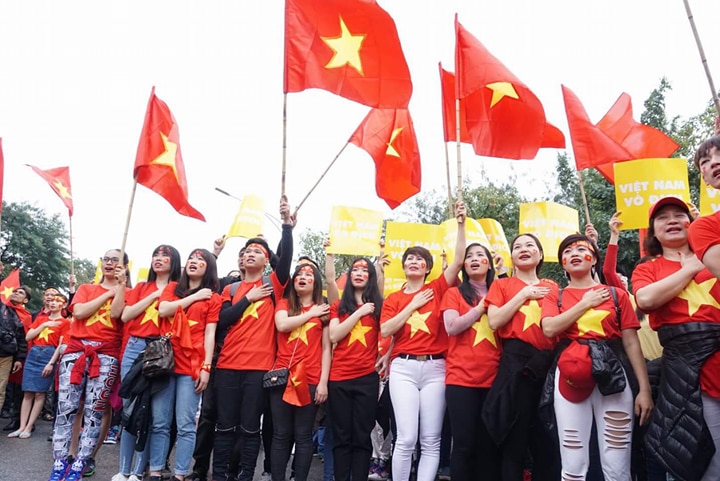 Hàng vạn người dân thủ đô cũng như 90 triệu người dân Việt Nam vẫn đang hướng về sân Thường Châu để cổ vũ cho U23 Việt Nam.