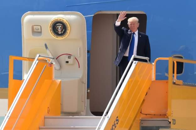 Chuyên cơ đưa Tổng thống Trump xuống Đà Nẵng (Ảnh: Reuters)
