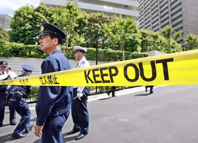 Sau vụ việc, cảnh sát Nhật phong tỏa một con đường ở Tokyo để điều tra (Ảnh: AFP)