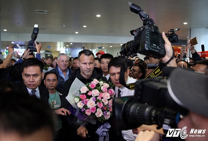 Ryan Giggs trong vòng vây của người hâm mộ khi xuất hiện ở sảnh nhà ga A2, sân bay Nội Bài.