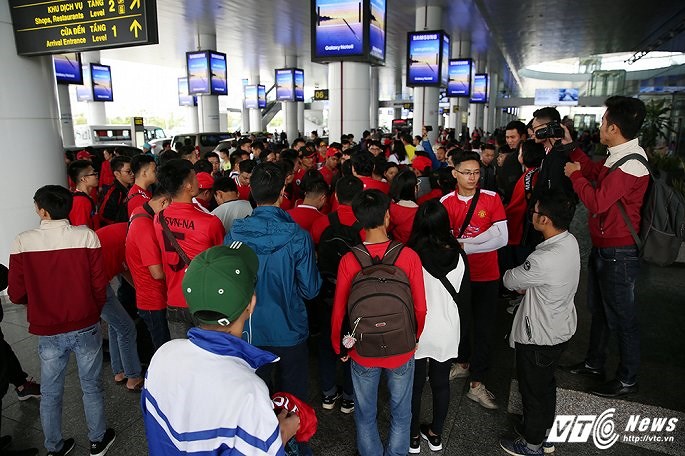 Cũng trong trưa nay, hàng trăm fan hâm mộ thuộc Hội CĐV Manchester United ở Việt Nam đã tập trung về sảnh nhà ga Quốc tế, sân bay Nội Bài chờ đón bộ đôi huyền thoại của MU.