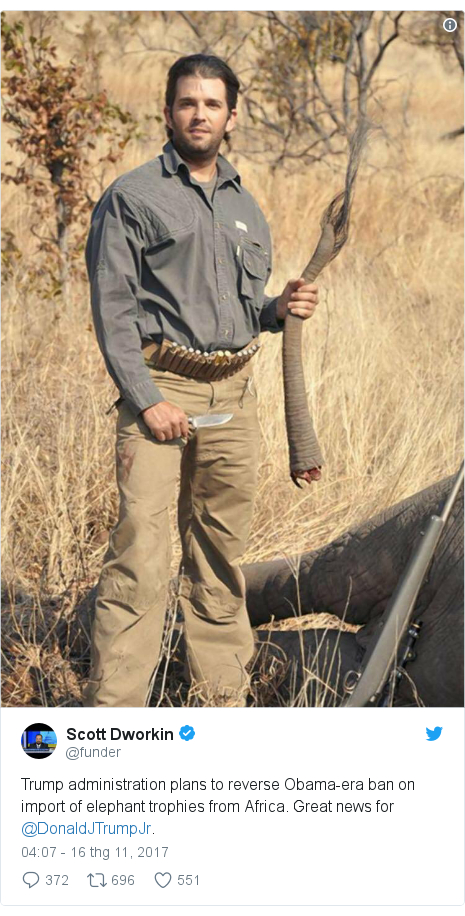 Một bức ảnh của Donald Trump Jr. cho thấy anh ta đang cầm cái đuôi bị cắt bỏ của con voi chết (Ảnh: AFP)
