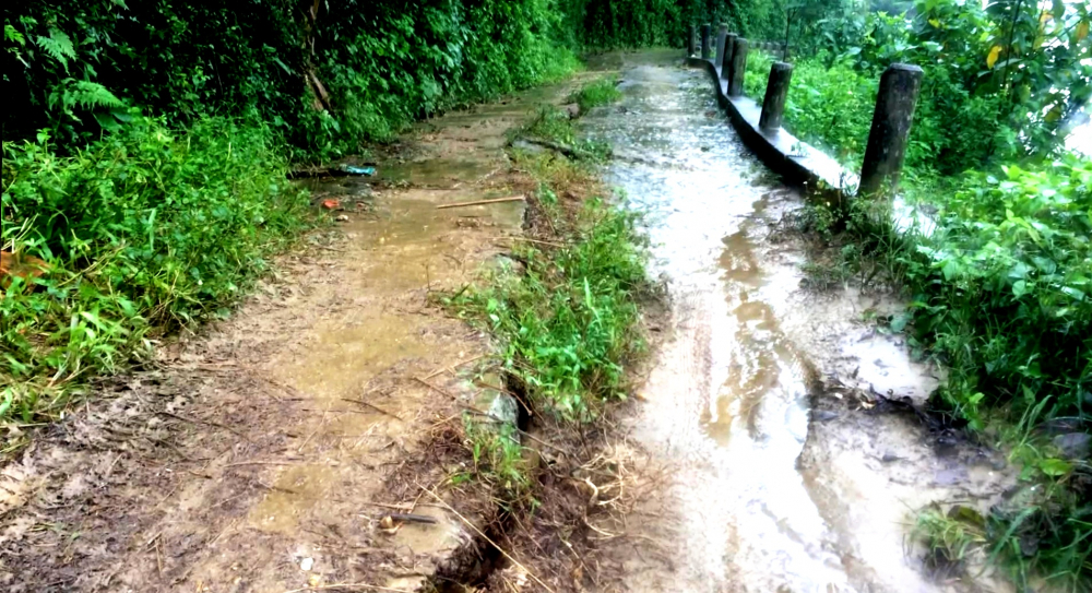 Cách cơ sở 1 Trường tiểu học Hương Thọ khoảng 300 mét hàng trăm mét đường liên thôn nằm ven sông (cũng là đường lên xã Dương Hòa, hồ Tả Trạch) đã bị rạn nứt chực chờ đổ ra sông bất cứ lúc nào