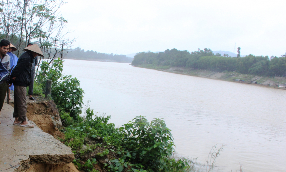 Người dân Hương Thọ lo lắng trước nạn sạt lở bờ sông ngày càng nghiêm trọng. Họ cho rằng mưa lũ mà một phần, nguyên nhân do khai thác cát sỏi trái phép từ 22 giờ đêm đến 4 giờ sáng hôm sau trên đoạn sông này cũng góp phần tạo nên sạt lở
