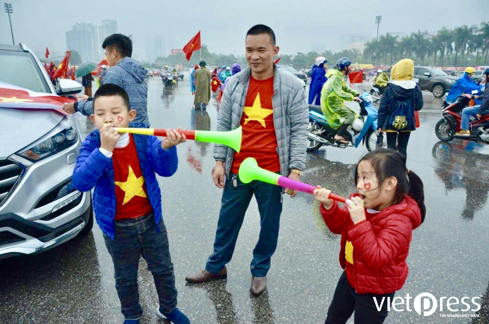 Trẻ em cùng hòa vào không khí đặc biệt sôi động tại điểm cầu Mỹ Đình - Hà Nội