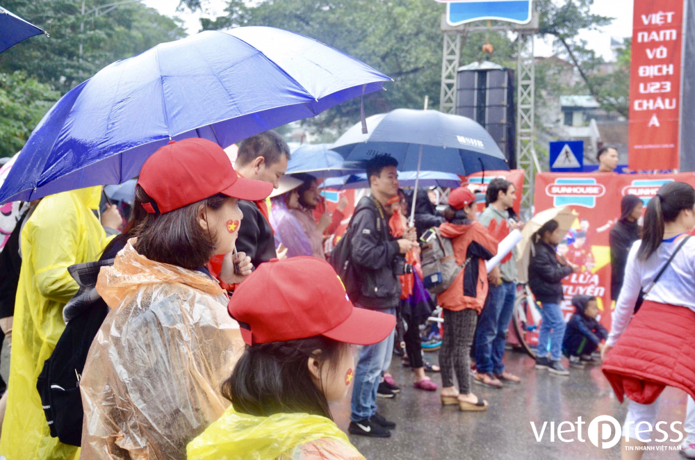Bất chấp thời tiết mưa phùn, lạnh giá, người hâm mộ vẫn đội áo mưa ra đường cổ vũ cho U23 Việt Nam