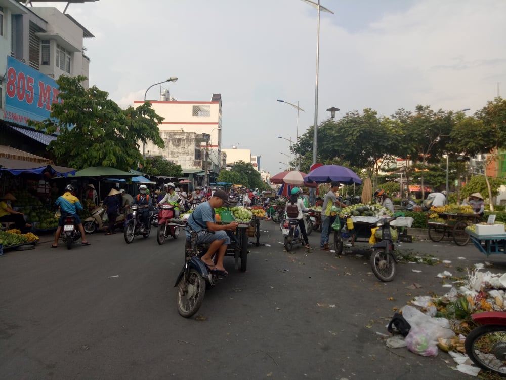 Người dân chiếm hết mặt đường Phạm Huy Thông (quận Gò Vấp) làm nơi buôn bán