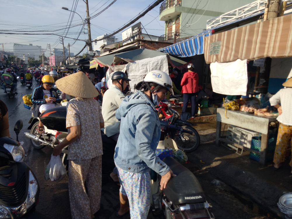Người mua hàng dựng xe dưới lòng đường Nguyễn Xí (quận Bình Thạnh) để vào mua hàng