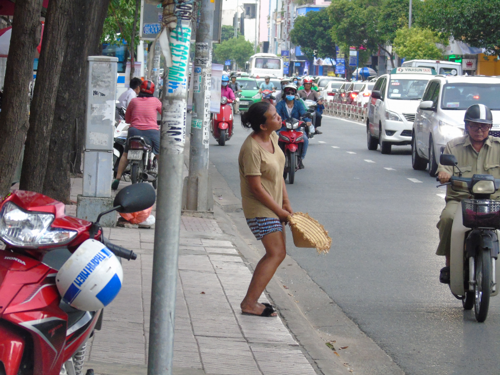 Trên đường Khánh Hội (Q.4), khoàng hơn 4 giờ người phụ nữ này xuất hiện thường xuyên, tỏ vẻ đáng thương để kêu gọi sự giúp đỡ từ người mọi người.