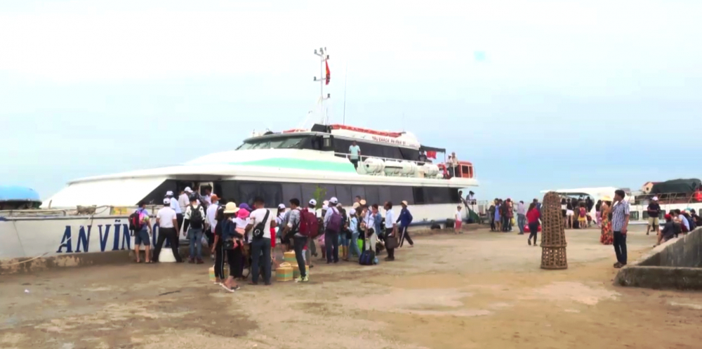 Nhiều tàu cao tốc đưa hành khách trở về đất liền sau 2 ngày bị mắc kẹt trên đảo Lý Sơn