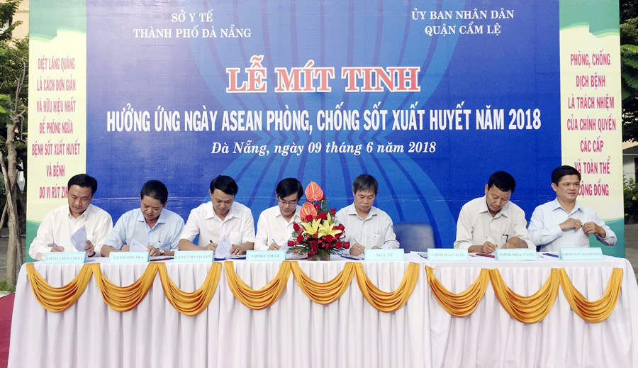 Lãnh đạo 7 quận huyện trên địa bàn TP Đà Nẵng ký cam kết với Sở Y tế trong công tác phối hợp phòng chống dịch bệnh SXH.