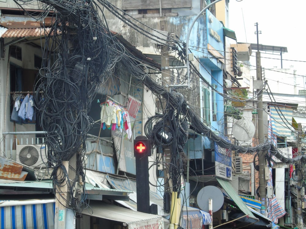Dọc theo đường Nguyễn Thượng Hiền (quận 3) các dây điện được giăng mắc chằng chịt. (Ảnh: Mỹ Triều)