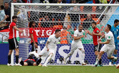 Gimenez (2) sau bàn thắng làm Uruguay phấn khích còn Ai Cập buồn rầu. Ảnh: REUTERS