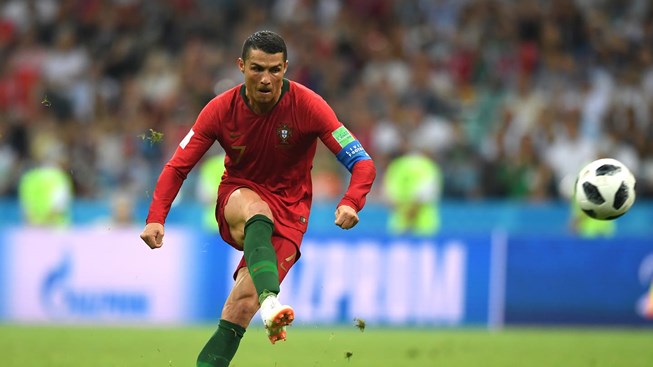 Ronaldo bị Asamoah lên tiếng đòi lại kỷ lục liên tục ghi bàn qua tám giải đấu lớn. Ảnh: Getty Image