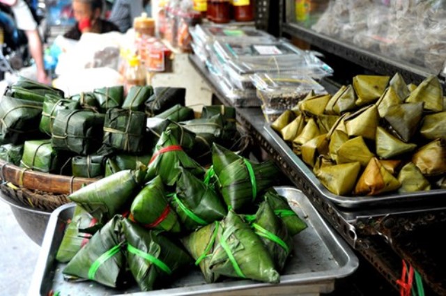 Bánh ú tro thường có hai loại, bánh ú của người Việt và bánh hình vuông do những người gốc Hoa làm. Giá bánh dao động từ 40.000 - 80.000 đồng/chục, tùy loại có nhân hoặc không nhân và tùy kích cỡ bánh.