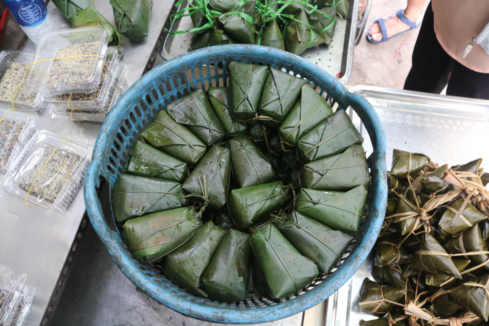Bánh ít Bình Định cũng được các tiểu thương bán khá chạy. Đây cũng là món bánh được đông đảo mọi người ưa chuộng. (Ảnh: Huy Hoàng)