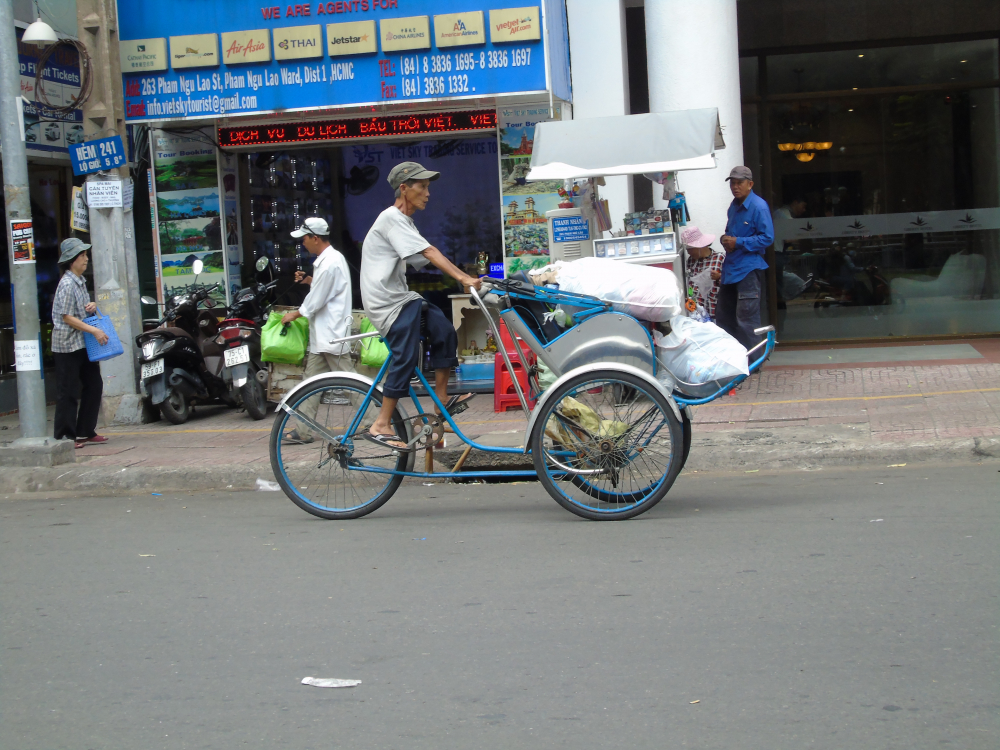Đa số người đạp xích lô hiện nay chuyển sang vận chuyển hàng hóa để kiếm thêm thu nhập. (Ảnh: Mỹ Triều)