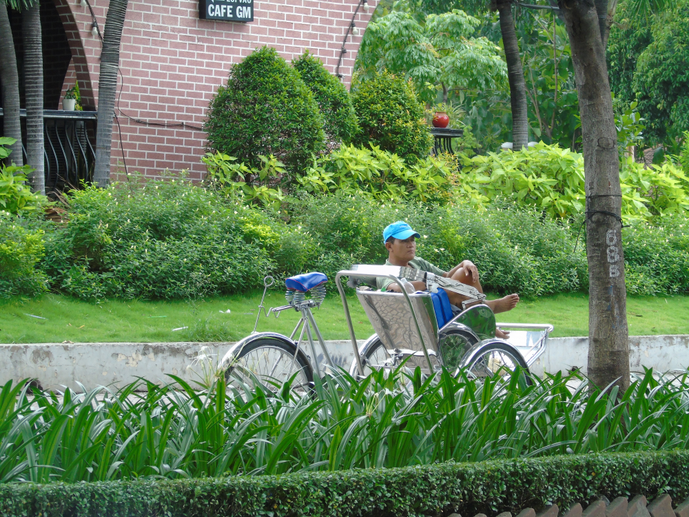 Người lái xích lô thư thả nghỉ ngơi khi vắng khách. (Ảnh: Mỹ Triều)