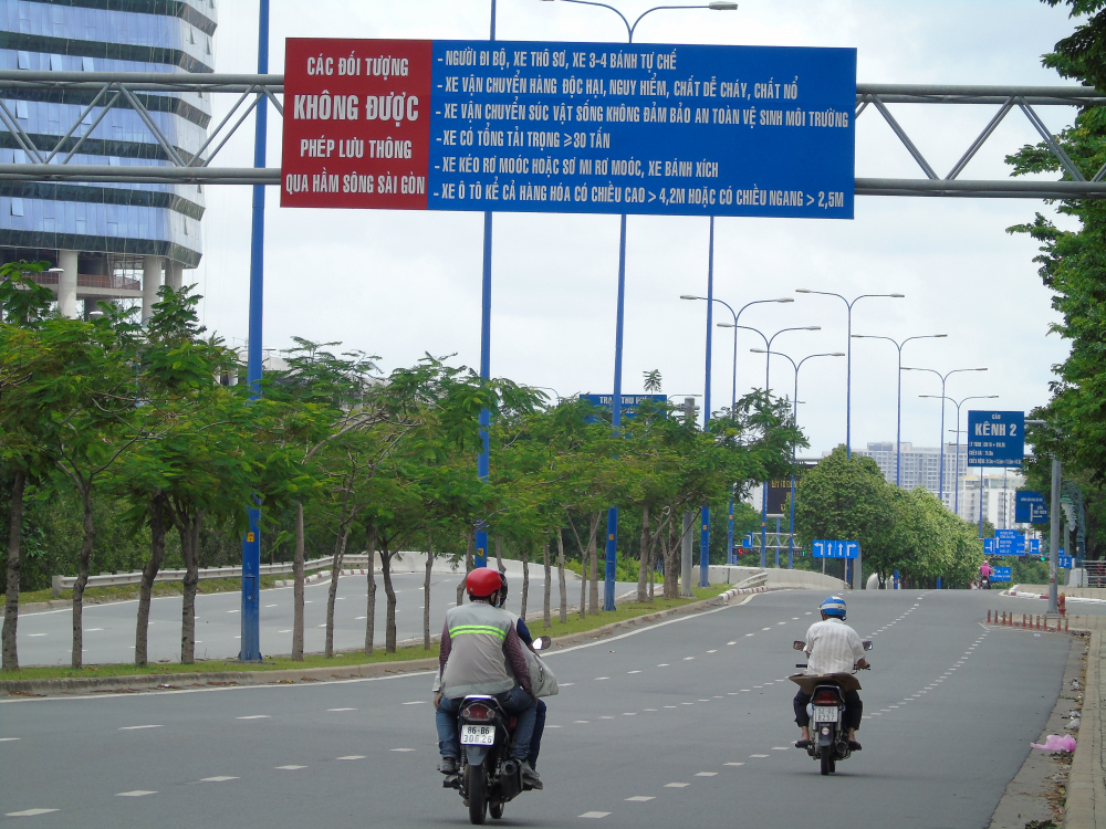 Trên đường Võ Văn Kiệt (Q.2) biển báo chi chít chữ khiến người đi đường không đọc kịp khi đang lưu thông với tốc độ tối đa cho phép là 80km/h cho xe 4 bánh và 50km/h cho xe máy. 