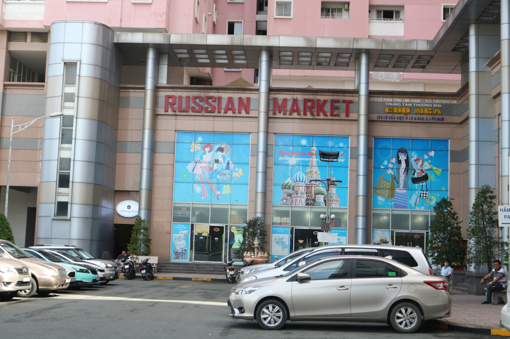 Ngay từ bên ngoài, khu chợ Nga được trang trí mang đậm văn hóa của đất nước này. (Ảnh: Huy Hoàng)
