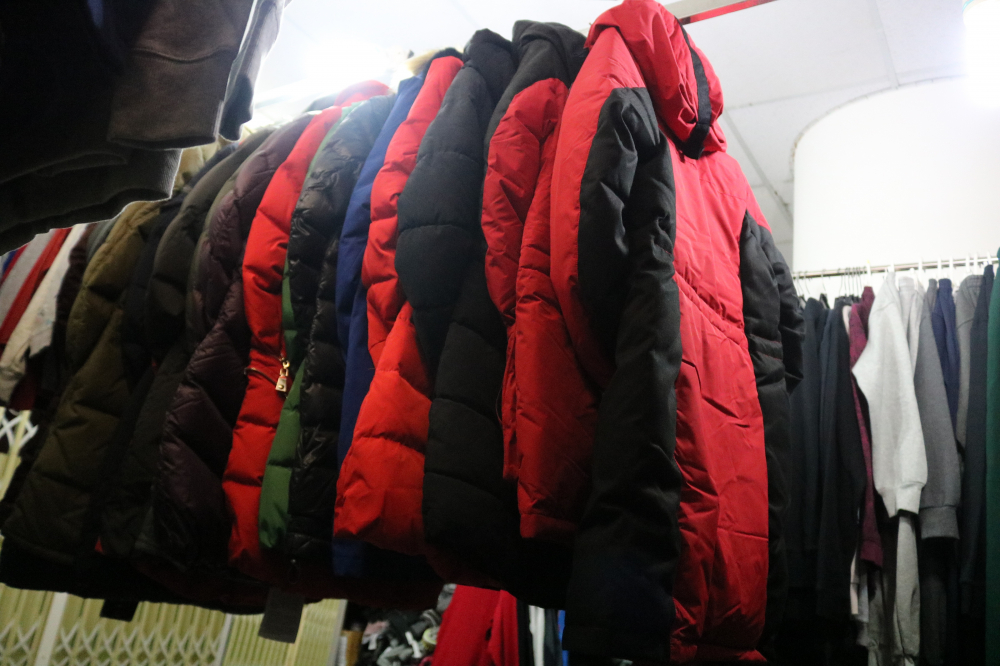 Tại đây bán rất nhiều loại áo khoác giữu nhiệt cho cơ thể. (Ảnh: Huy Hoàng)