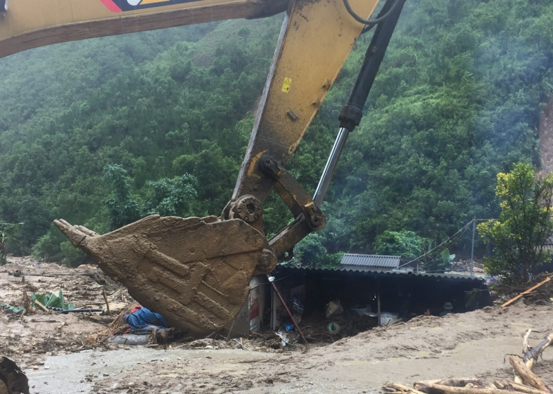 Lực lượng chức năng vẫn đang căng mình khắc phục hậu quả mưa lũ trên tuyến QL 4D và các tuyến đường vào các huyện bị cô lập của tỉnh Lai Châu 
