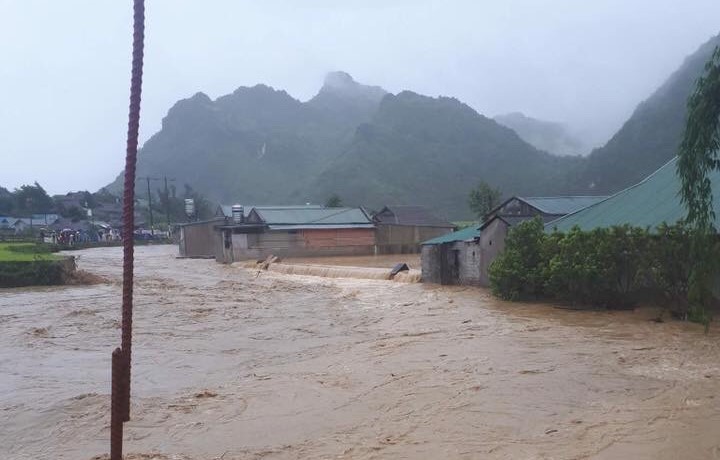Nước lũ vẫn khá cao tại huyện Sìn Hồ (Lai Châu). Hiện tại địa phương này đang bị cô lập do giao thông bị chia cắt