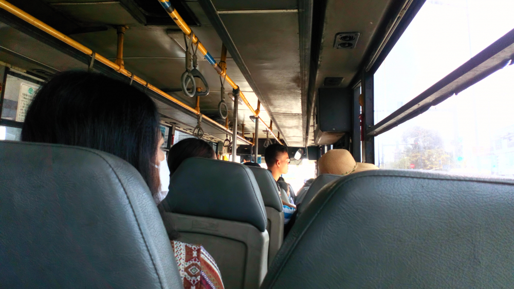 Nội thất bên trong xe buýt 30 cũ và nhiều chi tiết bị xuống cấp. (Ảnh: Mỹ Triều).