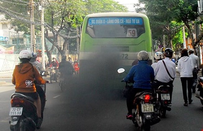 Xe buýt xả khói mù mịt trên đường. (Ảnh: Internet).  