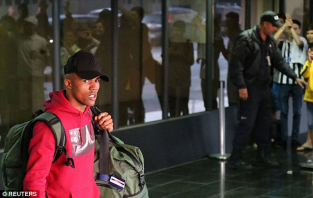 Tiền vệ Douglas Costa là người xuất hiện đầu tiên khi về đến sân bay. Ảnh: Reuters. 