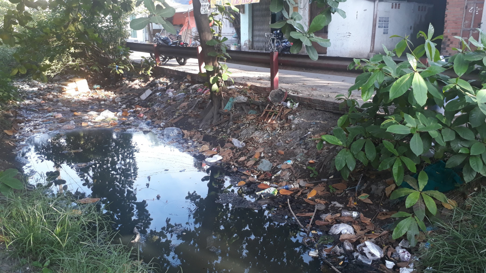 Tại khu vực kênh Gia Định tập trung rất nhiều loại rác thải, đây là một trong những nguyên nhân gây ra ô nhiễm cho kênh Gia Định. (Ảnh: Huy Hoàng)