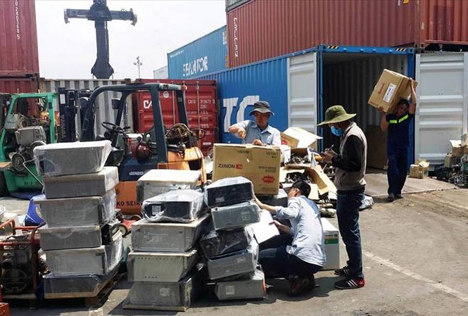Nhiều lô hàng phế liệu tồn đọng tại cảng Cát Lái. Ảnh: Ngô Bình.