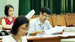 Hội đồng chấm thi đang làm việc miệt mài để có thể công bố điểm thi đúng hạn. (Ảnh: Internet).